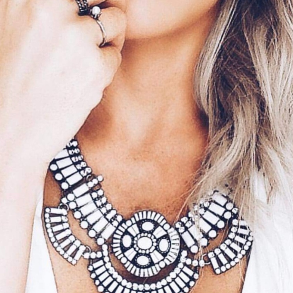 New White Beaded Necklace Embedded with Diamond